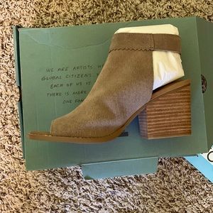 Toms open toe suede boots